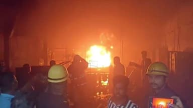 அம்பத்தூர்: தொழிற்போட்டையில் தனியார் நிறுவனத்தில் திடீரென தீ - கொழுந்துவிட்டு எரிந்த தீயை கட்டுப்படுத்த திணறிய தீயணைப்புத் துறையினர்