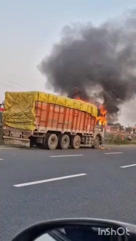 गभाना: कटरा के पास नेशनल हाईवे पर शॉर्ट सर्किट से ट्रक में लगी आग, चालक ने कूदकर बचाई अपनी जान