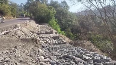 नादौन: नेशनल हाईवे 103 टियाला द घट के नजदीक लैंडस्लाइड की जगह लगाया जा रहा बड़ा डंगा