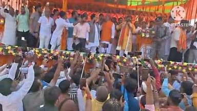 पकड़ी दयाल: पकड़ीदयाल में भाजपा प्रत्याशी के समर्थन में सुपरस्टार पवन सिंह के कार्यक्रम में विशाल पंडाल टूटा, जीत का पहनाया गया माला