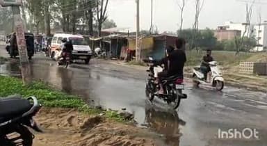 घोरावल: रॉबर्ट्सगंज घोरावल रोड पर बह रहा नाली का गंदा पानी, जिला प्रशासन और जनप्रतिनिधियों की गाड़ियाँ फर्राटा भर रही हैं