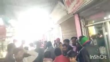 पतरातू: भुरकुंडा में दुकान में चोरी करते हुए युवक को दुकानदार ने पकड़ा, पुलिस के हवाले किया