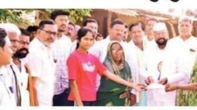 सोयगाव: नांदा तांडा येथील वीज पडून मृत्यू झालेल्या शेतकऱ्यांच्या वारसाला आमदारातील सत्ता यांच्या हस्ते धनादेश सुपूर्द