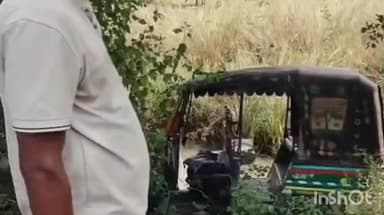 हिसुआ: धमौल पेट्रोल पंप के पास तेज रफ्तार में अचानक टेंपो पलटने से एक महिला सहित चार लोग जख्मी