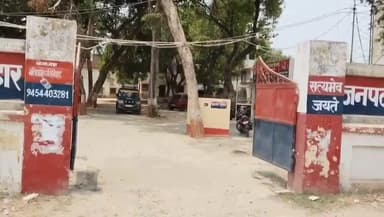 ताखा: ऊसराहार थाना प्रभारी ने लड़ाई-झगड़ा करके माहौल खराब करने के आरोप में 2 अभियुक्तों को किया गिरफ्तार