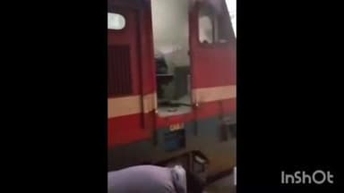 इटारसी: इटारसी रेलवे स्टेशन पर रीवा भोपाल सुपरफास्ट एक्सप्रेस ट्रेन के इंजन से उठा धुआं, वीडियो आया सामने