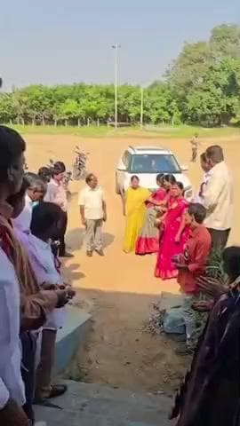 హవేలీ ఘన్పూర్: అవెల్ గన్ పూర్ జడ్.పి.హెచ్.ఎస్ లో ఏడవ తరగతి 97 98 బ్యాచ్ పూర్వ విద్యార్థుల ఆత్మీయ సమ్మేళనంలో గురువుల సత్కారం.