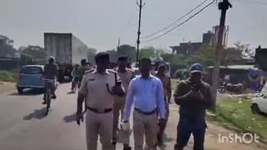 बाराहाट: विधानसभा चुनाव को लेकर बाराहाट प्रखंड क्षेत्र में प्रशासनिक पदाधिकारी ने सुरक्षा बलों के साथ किया फ्लैग मार्च