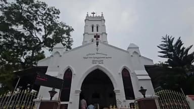 சாத்தான்குளம்: நடுவக்குறிச்சி மிகாவேல் ஆலயத்தில் வாக்காளர்கள் நீக்கம் இரு தரப்பினர் இடையே ஏற்பட்ட பிரச்சனை காரணமாக திருமண்டல தேர்தல் நிறுத்தி வைப்பு