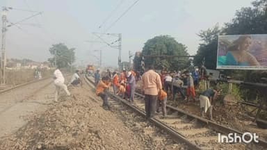 रसड़ा: फेफना-रसड़ा मार्ग पर रेलवे फाटक बंद, पूरे दिन यात्री जाम से रहे परेशान