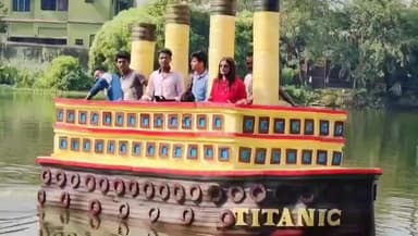 ফরিদপুর দুর্গাপুর: দুর্গাপুরের ৩০ নং ওয়ার্ডে গোপাল মাঠের বাসিন্দা মনুর আবিষ্কার টাইটানিক জাহাজ, জাহাজ দেখতে পুকুরে ভিড় এলাকাবাসীদের