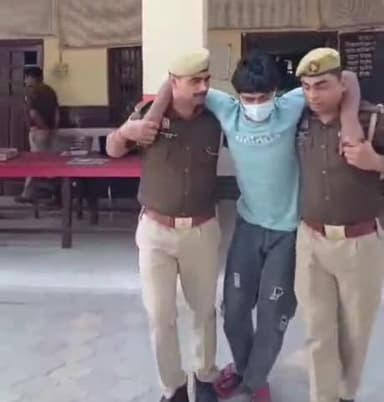 कैराना: कैराना के चौक बाजार में पुलिसकर्मियों के साथ उलझने वाले युवक को पुलिस ने किया गिरफ्तार, वीडियो हुआ वायरल