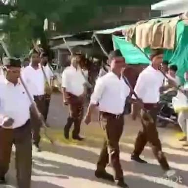 बल्देवगढ़: बल्देवगढ़ में राष्ट्रीय स्वयंसेवक संघ के कार्यकर्ताओं ने शताब्दी वर्ष के उपलक्ष्य में निकाला पथ संचलन