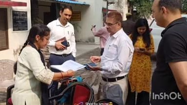 रॉबर्ट्सगंज: डीएम ने एसएआर अभियान के तहत गणना फार्म वितरण का लिया जायजा, बूथ पर पहुंचे