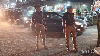 नगीना: कोतवाली देहात क्षेत्र के नहटौर चौराहे पर ड्यूटी में तैनात पुलिस बल का निरीक्षण किया सीओ नगीना ने