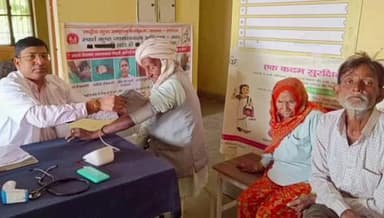 सासनी: तहसील सासनी क्षेत्र के विभिन्न स्वास्थ्य केंद्रों पर जन आरोग्य मेले में चिकित्सकों ने 101 मरीजों के स्वास्थ्य की की जांच