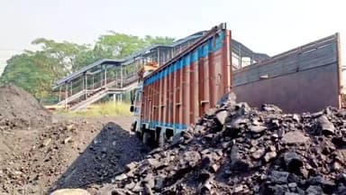 चुरचु: चरही साइडिंग में अवैध कोयला लदा ट्रक घुसा, 35 टन कोयला और ट्रक जब्त