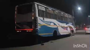 महिला जेल के पास कुलामडी रोड पर दो दिनों से खराब खड़ी बस नहीं हटी, यातायात विभाग का ध्यान नहीं