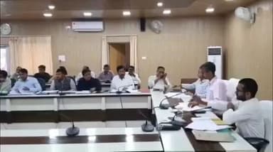 भिनगा: जिला अस्पताल के डॉक्टर दिग्विजय नाथ अनुपस्थित, वेतन बाधित, डीएम ने कलेक्ट्रेट में कारण बताओ नोटिस जारी करने का दिया निर्देश