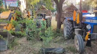 कोटड़ी: चैनपुरा बनास नदी के पास बजरी पर कार्रवाई में एक जेसीबी और दो ट्रैक्टर-ट्रॉली को किया गया ज़ब्त