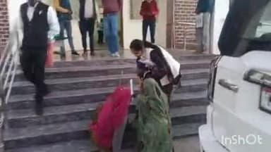 कराहल: कराहल तहसील में दो महिलाओं ने तहसीलदार के पैर पकड़कर पुश्तैनी जमीन से कब्जा हटाने की मांग की, तहसीलदार ने शुरू की जांच