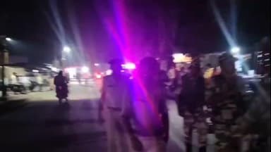 चकिया पिपरा: चकिया में पुलिस और सीएपीएफ की टीम ने फ्लैग मार्च निकालकर किया एरिया डोमिनेशन