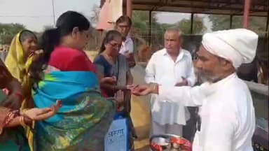 तारानगर: ग्यारसी लाल कुसुम देवी ने श्री बालाजी गौ सेवा समिति तारानगर में गौमाता के लिए पानी पीने के लिए ₹50 की लागत से खेल बनाई