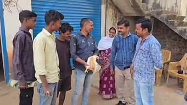 बगीचा: बगीचा में एक मुर्गी बनी आकर्षण का केंद्र, चार टांगों वाली मुर्गी को देखने पहुंच रहे लोग