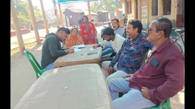 মহম্মদবাজার: মহম্মদবাজারে ভোটাধিকার রক্ষায় সাধারণ মানুষের ভিড়