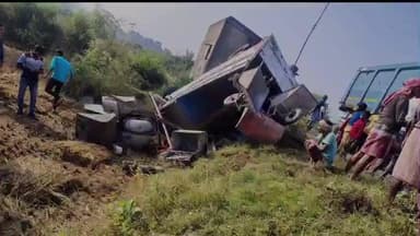 सारठ: सारठ-चितरा मार्ग पर मैटेरिया गांव के पास पलटी पिकअप वैन, चालक बाल-बाल बचा