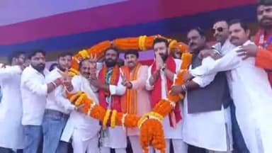 सबौर: लैलख में भोजपुरी स्टार मनोज तिवारी का जलवा, लोजपा प्रत्याशी मिथुन कुमार के लिए जनसभा में गाना गाकर किया प्रचार