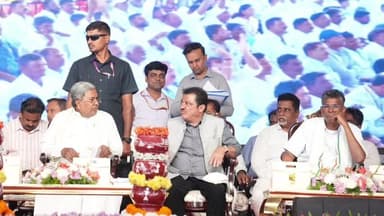 ಕೂಡ್ಲಿಗಿ: ಕೂಡ್ಲಿಗಿ ಪಟ್ಟಣದಲ್ಲಿ ಕೆರೆಗೆಳಿಗೆ ನೀರು ತುಂಬಿಸುವ ಯೋಜನೆಗೆ ಸಿಎಂ ಸಿದ್ದರಾಮಯ್ಯ ಮತ್ತು ಡಿಸಿಎಂ ಡಿ.ಕೆ.ಶಿವಕುಮಾರ್ ಅವರಿಂದ ಚಾಲನೆ