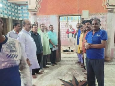 पूसा: वैनी बाजार स्थित शिव मंदिर के विकास को लेकर व्यवसायी संघ ने मंदिर प्रांगण में की बैठक