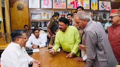 सिरसागंज: पर्यटन एवं संस्कृति मंत्री ने नगर में अपने कैंप कार्यालय पर सुनी जन समस्याएं, कई समस्याओं का किया त्वरित समाधान