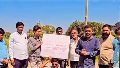 कन्नड: चिंचोली लिंबाजी रस्त्यावर प्रचंड खड्डे — नागरिक चक्क ‘अडचण असल्यास कॉन्ट्रॅक्टरला संपर्क करा’ अशी पाटी घेऊन उभे!