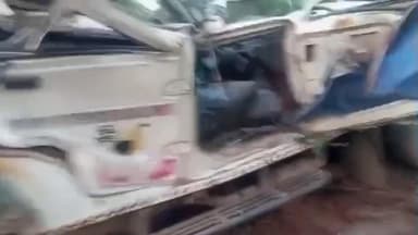 गोमिया: टेहरवा पानी टंकी के पास सड़क हादसे में चालक घायल, सवारी गाड़ी के उड़े परखच्चे, मची अफरातफरी