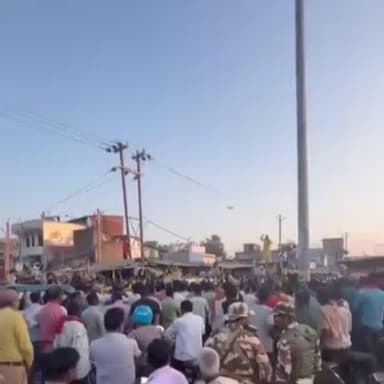 चनपटिया: टिकुलिया चौक में मनीष कश्यप का रोड शो, चनपटिया नारों की गूंज से गूंज उठा