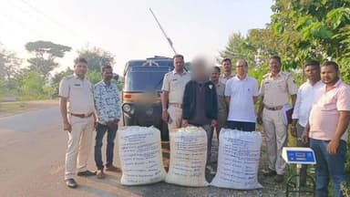 ଧରାକୋଟ: ପୋଡାମାରି ନିକଟରୁ ଗୋଟିଏ ଯାତ୍ରୀବାହି ଅଟୋ ରୁ ଗଞ୍ଜେଇ ସହ ଜଣେ ବ୍ୟକ୍ତି କୁ ଗିରଫ କଲା ପାଟପୁର ଥାନା ପୋଲିସ