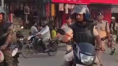 परसौनी: परसौनी में पुलिस और CAPF का फ्लैग मार्च, चुनाव को लेकर डीएसपी के नेतृत्व में सतर्कता बढ़ाई गई