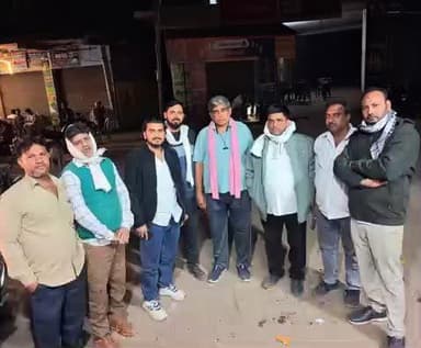 #जनसेवा: समसपुर के युवा साथियों के साथ सहावर अड्डा गंजडुंडवारा में।
अब्दुल हफीज गांधी