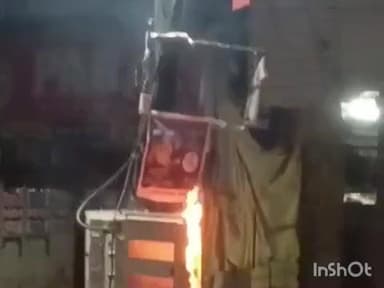 कोरपना: कोरपणा शहरात जाणाऱ्या मुख्य मार्गावरील काकडे बेकरी जवळ असलेल्या एका इलेक्ट्रिक पोलवर लागलेल्या मीटरला अचानक आग लागली