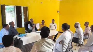 मनकापुर: गौरा विधायक प्रभात वर्मा ने बनगवाँ में मतदाता पुनरीक्षण को लेकर की बैठक