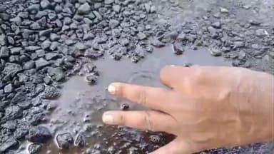 पाकरटांड: रामरेखा रोड निर्माण में बिटुमिन की जगह पानी का इस्तेमाल, वीडियो वायरल