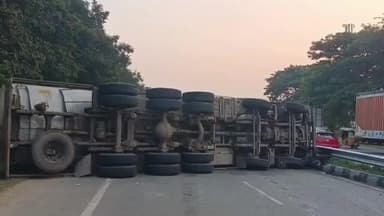 బాల్కొండ: మెండోర మండలం బుస్సాపూర్ శివారులోని జాతీయ రహదారిపై ఇతనాయిల్ టాంకర్ బోల్తా