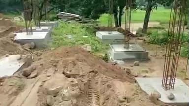 बोलबा: बोलबा लेटाबेड़ा गांव में एकलव्य मॉडल आवास विद्यालय बंद, ज़मीन पर बन रहा है कॉलम