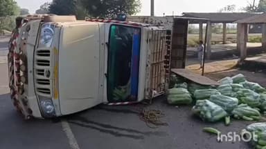 लुण्ड्रा: सरगुजा जिले के ग्राम उदारी मोड़ के पास तेज रफ्तार सब्जी लोड पिकअप और बाइक में हुई भिंडत, सब्जी सड़कों में बिखरी