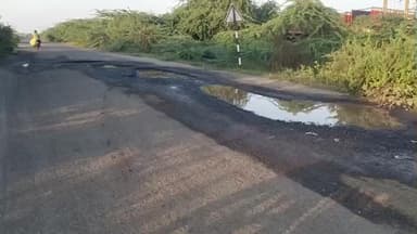 દસાડા: પીપળી-અખિયાણા ગામને જોડતો રોડ બન્યો બિસ્માર : ઠેર ઠેર ખાડાઓના કારણે વાહન ચાલકોને હાલાકી