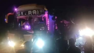 शिरपूर: तालुक्यातील सांगवी पनाखेड दरम्यान खाजगी प्रवासी बसला भीषण अपघात, अज्ञात वाहनाची जोरदार धडक, 7 ते 8 प्रवासी गंभीर जखमी