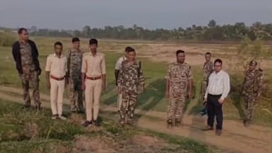 सारठ: CO केसीएस मुंडा ने सारठ व चितरा पुलिस के साथ कुकराहा पंचायत के तालझारी अजय नदी बालू घाट का औचक निरीक्षण किया