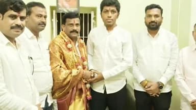 ಭಾಲ್ಕಿ: ಪಟ್ಟಣದಲ್ಲಿ ರಾಜ್ಯ ಮಕ್ಕಳ ಹಕ್ಕುಗಳ ರಕ್ಷಣಾ ಆಯೋಗದ ಹಂಗಾಮಿ ಅಧ್ಯಕ್ಷ ಶೆಶಿಧರ ಕೊಸಂಬೆ ಅವರಿಗೆ ಸಂಸದ ಸಾಗರ್ ಖಂಡ್ರೆ ಸನ್ಮಾನ